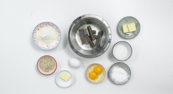Disporre gli ingredienti sul piano.