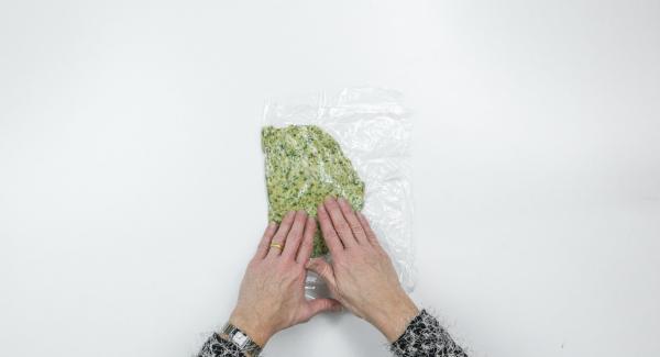 Stendere l’impasto tra due fogli di pellicola delle dimensioni dei filetti di salmone e mettere in frigo per 30 minuti.