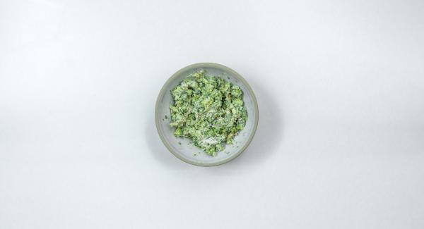 Schiacciare i broccoli. Pelare l'aglio, tritarlo finemente e unirlo ai broccoli. Aggiungere il formaggio fresco e i pinoli e impastare bene. Salare e pepare generosamente.