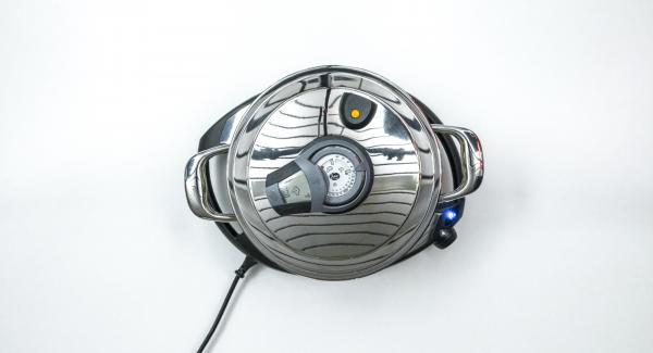 Versare dell'acqua (ca. 150 ml) nell'Unità di cottura 24 cm 3,5 l. Posizionare la Softiera all'interno dell'Unità e coprire con EasyQuick. Posizionare l'Unità su Navigenio impostato in modalità "A". Posizionare Audiotherm sulla finestra "vapore" dopo aver impostato un tempo di cottura di 8 minuti. Versare dell'acqua (ca. 150 ml) nell'Unità di cottura 24 cm 3,5 l. Posizionare la Softiera all'interno dell'Unità e coprire con EasyQuick. Posizionare l'Unità su Navigenio impostato in modalità "A". Posizionare Audiotherm sulla finestra "vapore" dopo aver impostato un tempo di cottura di 8 minuti.