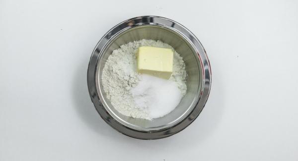 Versare in una terrina le farine, 45 g di zucchero, il sale e il burro, impastare formando delle briciole e mettere in frigo.