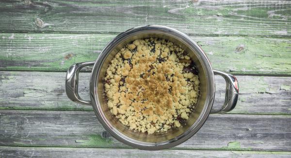 Lasciar intiepidire il crumble e servirlo poi cosparso di zucchero a velo.