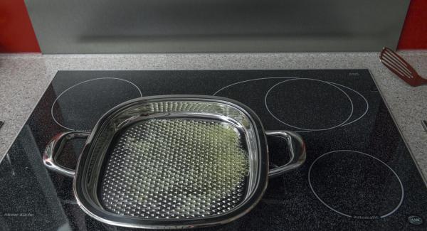Posizionare l'Unità Arondo 32 cm sul fornello a calore alto e far sciogliere il burro. Appena il burro comincia a fondersi, inserire le fette di pomodoro impanate nell'Unità e coprire con il coperchio.