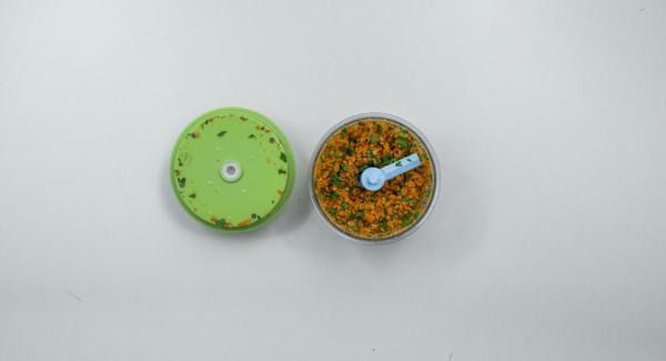 Tritare le noci nel Tritamix e metterle da parte. Pelare le carote, tagliarle a pezzi e tritarle nel Tritamix insieme alle foglie di prezzemolo.