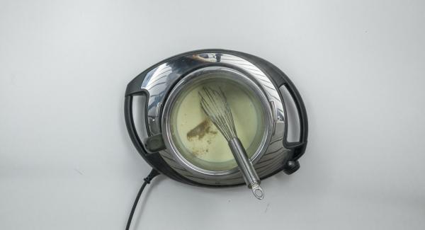 Far sciogliere 100 g di formaggio grattugiato nella salsa e insaporire se occorre con sale e pepe.