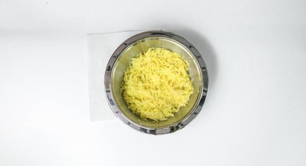 Il giorno precedente, lavare le patate e portarle a 3/4 di cottura. Far intiepidire le patate, pelarle, metterle in frigo fino al giorno successivo, quindi asciugarle con carta assorbente e grattugiarle grossolanamente.