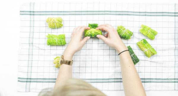 Avvolgere affinché si formino degli involtini, legarli con spago da cucina e inserirli nella Softiera 24 cm. Avvolgere affinché si formino degli involtini, legarli con spago da cucina e inserirli nella Softiera 24 cm.