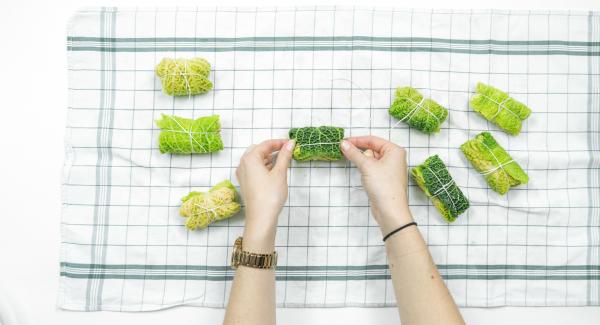 Avvolgere affinché si formino degli involtini, legarli con spago da cucina e inserirli nella Softiera 24 cm. Avvolgere affinché si formino degli involtini, legarli con spago da cucina e inserirli nella Softiera 24 cm.