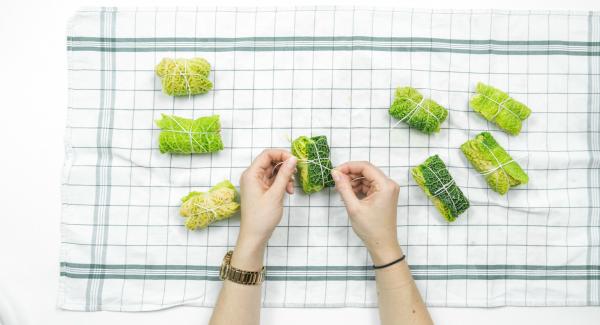 Avvolgere affinché si formino degli involtini, legarli con spago da cucina e inserirli nella Softiera 24 cm. Avvolgere affinché si formino degli involtini, legarli con spago da cucina e inserirli nella Softiera 24 cm.