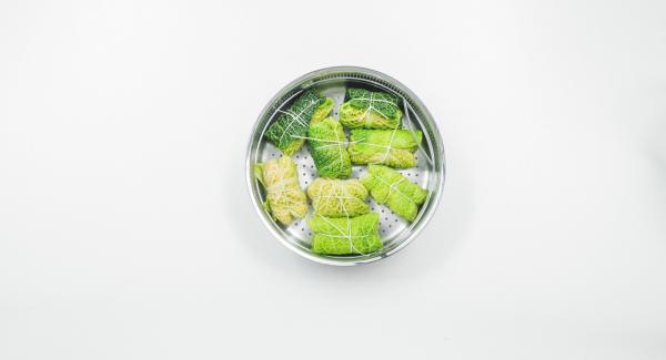 Avvolgere affinché si formino degli involtini, legarli con spago da cucina e inserirli nella Softiera 24 cm. Avvolgere affinché si formino degli involtini, legarli con spago da cucina e inserirli nella Softiera 24 cm.
