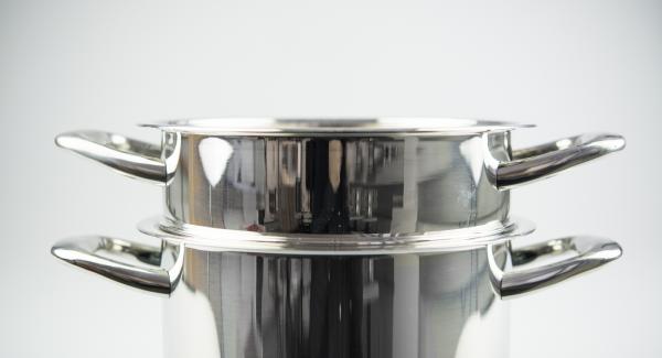 Adagiare gli spinaci nell’Inserto “2 in 1”, posizionarlo sull’Unità di cottura e chiuderlo con EasyQuick.