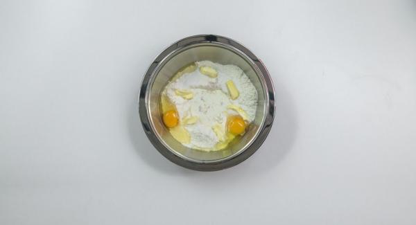 Per i panini, lavorare la farina con il lievito, il latte, lo zucchero, il burro e le uova fino a ottenere un impasto liscio.