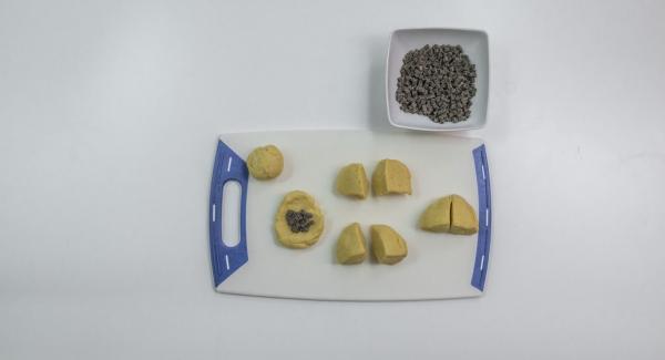 Dividere l'impasto in otto pezzi, riempire ciascuno con un cucchiaio di gocce di cioccolato, arrotolare e formare un panino.