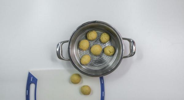 Imburrare l’Inserto “2 in 1” e disporvi i panini farciti.