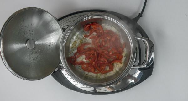 Al suono di Audiotherm, abbassare il calore e rosolare la cipolla. Aggiungere il peperone e coprire l’Unità di cottura con il coperchio. Posizionare Audiotherm sulla finestra “verdura” dopo aver impostato un tempo di 2 minuti. Al suono di Audiotherm, abbassare il calore e rosolare la cipolla. Aggiungere il peperone e coprire l’Unità di cottura con il coperchio. Posizionare Audiotherm sulla finestra “verdura” dopo aver impostato un tempo di 2 minuti.