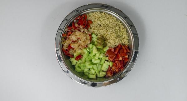 Condire il Bulgur con aglio, sale, pepe e cumino. Mescolare con peperone, cipolla, pomodori, cetrioli, olio d'oliva e succo di limone. Condire il Bulgur con aglio, sale, pepe e cumino. Mescolare con peperone, cipolla, pomodori, cetrioli, olio d'oliva e succo di limone.