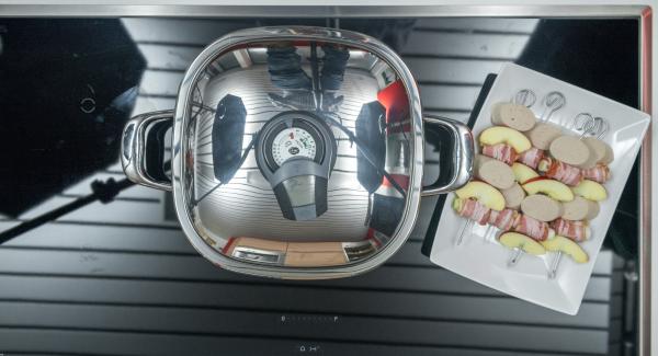 Al suono di Audiotherm, abbassare il calore, adagiare gli spiedini all'interno dell'Unità e coprire nuovamente con il coperchio. Al suono di Audiotherm, abbassare il calore, adagiare gli spiedini all'interno dell'Unità e coprire nuovamente con il coperchio.