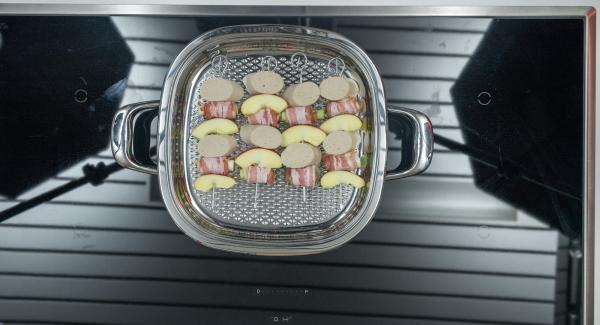 Al suono di Audiotherm, abbassare il calore, adagiare gli spiedini all'interno dell'Unità e coprire nuovamente con il coperchio. Al suono di Audiotherm, abbassare il calore, adagiare gli spiedini all'interno dell'Unità e coprire nuovamente con il coperchio.