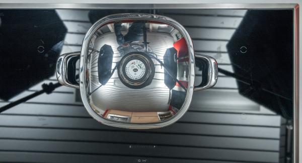 Al suono di Audiotherm, abbassare il calore, adagiare gli spiedini all'interno dell'Unità e coprire nuovamente con il coperchio. Al suono di Audiotherm, abbassare il calore, adagiare gli spiedini all'interno dell'Unità e coprire nuovamente con il coperchio.