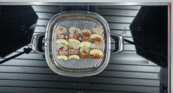 Dopo ca. 3 minuti girare gli spiedini, rimettere il coperchio e far cuocere per altri 8 - 10 minuti, a seconda dello spessore. Dopo ca. 3 minuti girare gli spiedini, rimettere il coperchio e far cuocere per altri 8 - 10 minuti, a seconda dello spessore.