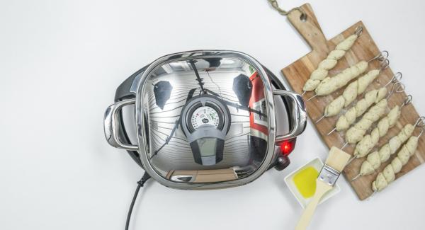 Coprire l'Unità Arondo 28 cm con il coperchio e posizionarla su Navigenio impostato a livello 6. Con l'ausilio di Audiotherm riscaldare fino alla finestra "carne". Coprire l'Unità Arondo 28 cm con il coperchio e posizionarla su Navigenio impostato a livello 6. Con l'ausilio di Audiotherm riscaldare fino alla finestra "carne".