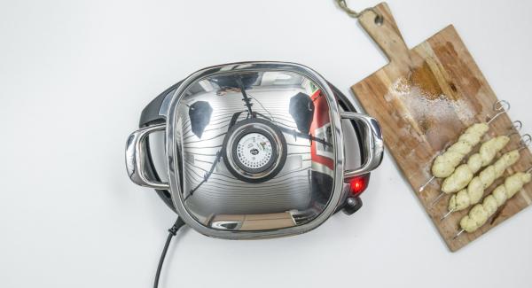 Quindi, girare gli spiedini, mettere di nuovo il coperchio, spegnere Navigenio e far cuocere il pane per ca. 4 minuti sfruttando il calore residuo. Quindi, girare gli spiedini, mettere di nuovo il coperchio, spegnere Navigenio e far cuocere il pane per ca. 4 minuti sfruttando il calore residuo.
