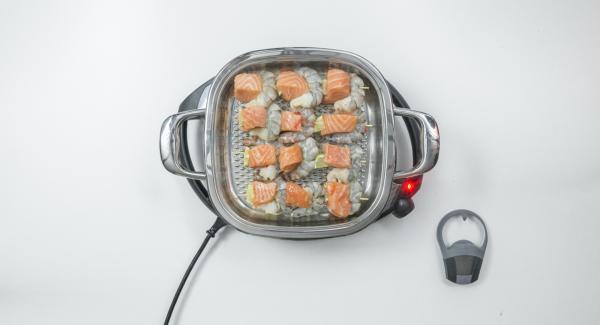 Al suono di Audiotherm, abbassare Navigenio a livello 2, inserire gli spiedini all'interno dell'Unità e coprire nuovamente con il coperchio.