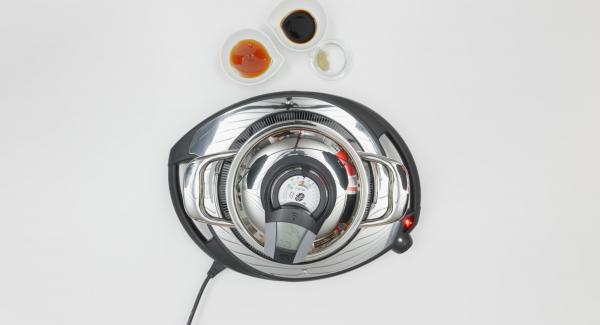 Pulire i pomodori, tagliarli a dadini e aggiungerli alla salsa all'interno dell'Unità. Impostare il fornello a calore alto e posizionare Audiotherm sulla finestra "verdura" dopo aver impostato un tempo di 5 minuti. Pulire i pomodori, tagliarli a dadini e aggiungerli alla salsa all'interno dell'Unità. Impostare il fornello a calore alto e posizionare Audiotherm sulla finestra "verdura" dopo aver impostato un tempo di 5 minuti.