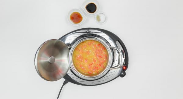 Pulire i pomodori, tagliarli a dadini e aggiungerli alla salsa all'interno dell'Unità. Impostare il fornello a calore alto e posizionare Audiotherm sulla finestra "verdura" dopo aver impostato un tempo di 5 minuti. Pulire i pomodori, tagliarli a dadini e aggiungerli alla salsa all'interno dell'Unità. Impostare il fornello a calore alto e posizionare Audiotherm sulla finestra "verdura" dopo aver impostato un tempo di 5 minuti.