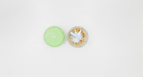 Pelare l'aglio, lo scalogno, lo zenzero, pulire il peperoncino, tritare tutto insieme nel Tritamix. Quindi impastare con gli ingredienti rimanenti. Pelare l'aglio, lo scalogno, lo zenzero, pulire il peperoncino, tritare tutto insieme nel Tritamix. Quindi impastare con gli ingredienti rimanenti.