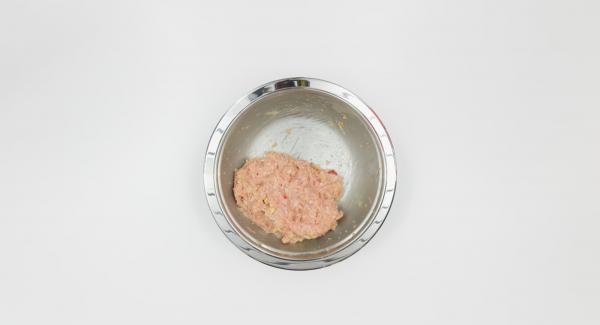 Pelare l'aglio, lo scalogno, lo zenzero, pulire il peperoncino, tritare tutto insieme nel Tritamix. Quindi impastare con gli ingredienti rimanenti. Pelare l'aglio, lo scalogno, lo zenzero, pulire il peperoncino, tritare tutto insieme nel Tritamix. Quindi impastare con gli ingredienti rimanenti.