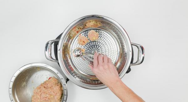 Al suono di Audiotherm, abbassare il calore. Formare delle palline con l'impasto lavorato e adagiarle all'interno della Padella Arcobaleno. Coprire con il coperchio e proseguire la cottura fino al raggiungimento del "punto di girata" a 90°. Al suono di Audiotherm, abbassare il calore. Formare delle palline con l'impasto lavorato e adagiarle all'interno della Padella Arcobaleno. Coprire con il coperchio e proseguire la cottura fino al raggiungimento del "punto di girata" a 90°.