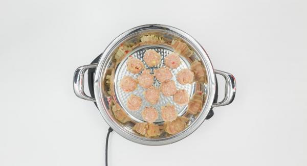 Al suono di Audiotherm, abbassare il calore. Formare delle palline con l'impasto lavorato e adagiarle all'interno della Padella Arcobaleno. Coprire con il coperchio e proseguire la cottura fino al raggiungimento del "punto di girata" a 90°. Al suono di Audiotherm, abbassare il calore. Formare delle palline con l'impasto lavorato e adagiarle all'interno della Padella Arcobaleno. Coprire con il coperchio e proseguire la cottura fino al raggiungimento del "punto di girata" a 90°.