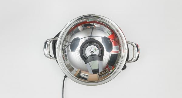 Al suono di Audiotherm, abbassare il calore. Formare delle palline con l'impasto lavorato e adagiarle all'interno della Padella Arcobaleno. Coprire con il coperchio e proseguire la cottura fino al raggiungimento del "punto di girata" a 90°. Al suono di Audiotherm, abbassare il calore. Formare delle palline con l'impasto lavorato e adagiarle all'interno della Padella Arcobaleno. Coprire con il coperchio e proseguire la cottura fino al raggiungimento del "punto di girata" a 90°.