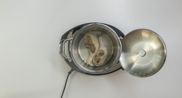Al suono di Audiotherm, abbassare Navigenio a livello 2, posizionare le cosce di pollo all'interno dell'Unità di cottura e farle cuocere su entrambi i lati.