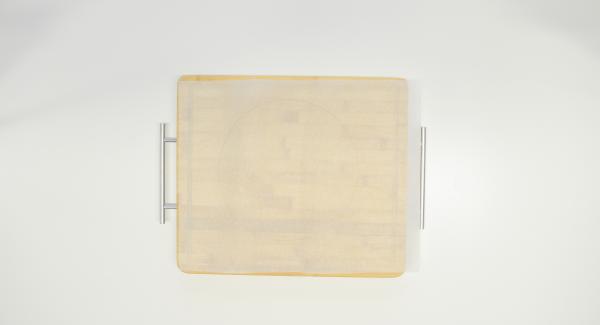 Con l’ausilio di un coperchio da 24 cm ritagliare un disco di carta da forno.