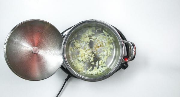 Al suono di Audiotherm, abbassare Navigenio a livello 2 e rosolare la cipolla.