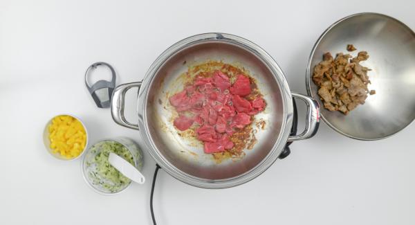 Al suono di Audiotherm, abbassare il calore e rosolare la carne di manzo. Aggiungere il trito di cipolla e i cubetti di peperone.