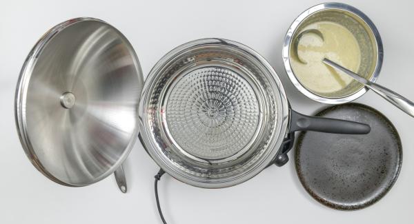 Al suono di Audiotherm, spegnere il fornello, aggiungere il burro fuso e adagiarvi un po’ di impasto. Distribuire uniformemente l'impasto all'interno dell'Unità di cottura e coprire nuovamente con il coperchio. Impostare il fornello a calore basso.