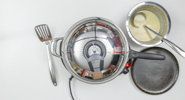 Cuocere il primo lato con l’ausilio di Audiotherm fino al raggiungimento del punto di girata a 90°C. Girare il pancake, coprire con il coperchio e terminare la cottura raggiungendo nuovamente i 90°C. Ripetere il procedimento con il restante impasto per ottenere in totale 6 pancakes. Tenerli in caldo. Cuocere il primo lato con l’ausilio di Audiotherm fino al raggiungimento del punto di girata a 90°C. Girare il pancake, coprire con il coperchio e terminare la cottura raggiungendo nuovamente i 90°C. Ripetere il procedimento con il restante impasto per ottenere in totale 6 pancakes. Tenerli in caldo.