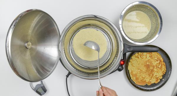 Cuocere il primo lato con l’ausilio di Audiotherm fino al raggiungimento del punto di girata a 90°C. Girare il pancake, coprire con il coperchio e terminare la cottura raggiungendo nuovamente i 90°C. Ripetere il procedimento con il restante impasto per ottenere in totale 6 pancakes. Tenerli in caldo.