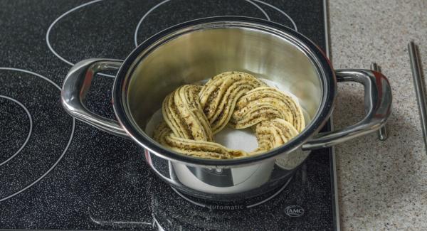 Adagiare la pagnotta all'interno dell’Unità di cottura. Posizionare l'Unità sul fornello a calore basso e coprirla con Navigenio rivolto verso il basso, impostato a livello I. Mentre la spia lampeggia, inserire un tempo di 25 minuti su Audiotherm e cuocere al forno fino a ottenere la doratura desiderata.