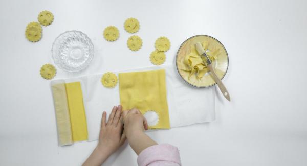 Coprire con cura con la seconda sfoglia di pasta e premere con gli stampini per inserire il ripieno. Tagliare i ravioli. Coprire con cura con la seconda sfoglia di pasta e premere con gli stampini per inserire il ripieno. Tagliare i ravioli.