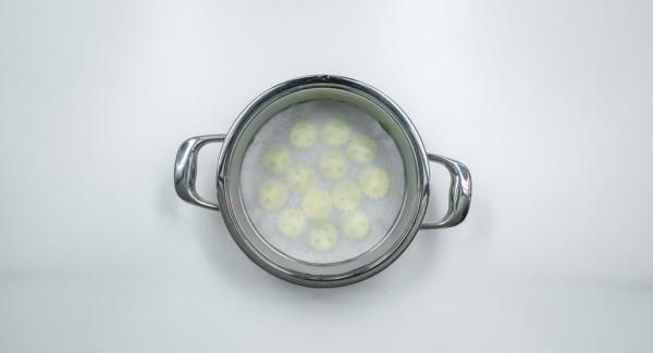 Con l’ausilio di un coperchio da 24 cm ricavare un disco di carta da forno e imburrare leggermente l’Inserto 2 in 1. Adagiarvi i ravioli e posizionare la carta da forno per poi posizionarvi un secondo strato di ravioli. Con l’ausilio di un coperchio da 24 cm ricavare un disco di carta da forno e imburrare leggermente l’Inserto 2 in 1. Adagiarvi i ravioli e posizionare la carta da forno per poi posizionarvi un secondo strato di ravioli.