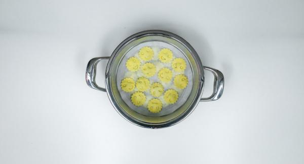 Con l’ausilio di un coperchio da 24 cm ricavare un disco di carta da forno e imburrare leggermente l’Inserto 2 in 1. Adagiarvi i ravioli e posizionare la carta da forno per poi posizionarvi un secondo strato di ravioli. Con l’ausilio di un coperchio da 24 cm ricavare un disco di carta da forno e imburrare leggermente l’Inserto 2 in 1. Adagiarvi i ravioli e posizionare la carta da forno per poi posizionarvi un secondo strato di ravioli.