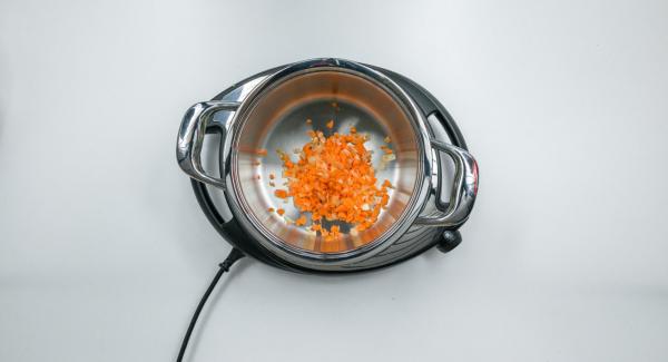 Per la salsa, pelare la cipolla, l’aglio e la carota. Tritare il tutto finemente nel Tritamix e inserire il trito all'interno dell’Unità di cottura 20 cm 3,0 l. Posizionare l’Unità su Navigenio. Per la salsa, pelare la cipolla, l’aglio e la carota. Tritare il tutto finemente nel Tritamix e inserire il trito all'interno dell’Unità di cottura 20 cm 3,0 l. Posizionare l’Unità su Navigenio.