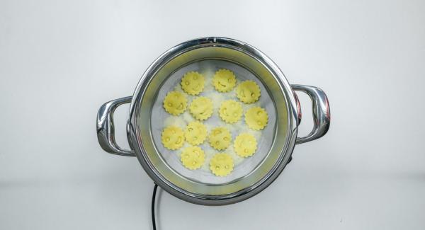 Inserire l’Inserto 2 in 1, chiudere con EasyQuick e impostare Navigenio in modalità "A". Posizionare Audiotherm sulla finestra "vapore" dopo aver impostato un tempo di cottura di 10 minuti. Inserire l’Inserto 2 in 1, chiudere con EasyQuick e impostare Navigenio in modalità "A". Posizionare Audiotherm sulla finestra "vapore" dopo aver impostato un tempo di cottura di 10 minuti.