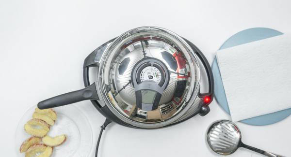 Al suono di Audiotherm, abbassare Navigenio a livello 2. Inserire la metà delle mele e coprire con il coperchio. Riposizionare Audiotherm sulla finestra "carne" e cuocere fino al raggiungimento del "punto di girata" a 90°.
