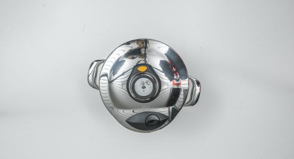 Trascorso il tempo di cottura, posizionare l'Unità nel suo coperchio capovolto e attendere l'apertura di Secuquick. Rimuovere Secuquick e aggiungere il taleggio a cubetti. Trascorso il tempo di cottura, posizionare l'Unità nel suo coperchio capovolto e attendere l'apertura di Secuquick. Rimuovere Secuquick e aggiungere il taleggio a cubetti.