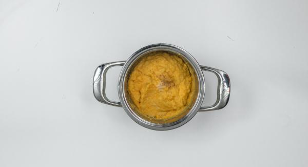 Condire il purè con sale e noce moscata. Prima di servire, tritare le foglie di prezzemolo e distribuirle sul purè. Condire il purè con sale e noce moscata. Prima di servire, tritare le foglie di prezzemolo e distribuirle sul purè.